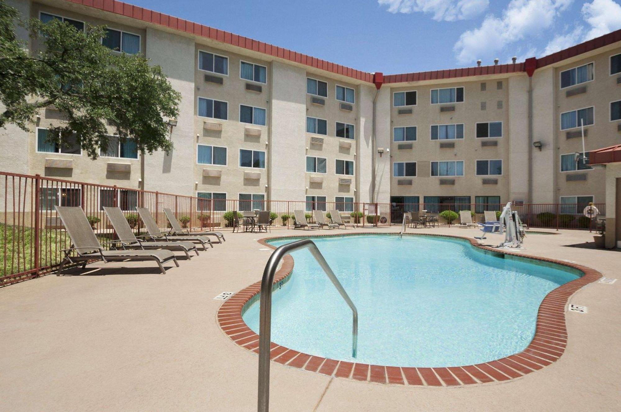 Super 8 By Wyndham Austin North/University Area Bagian luar foto