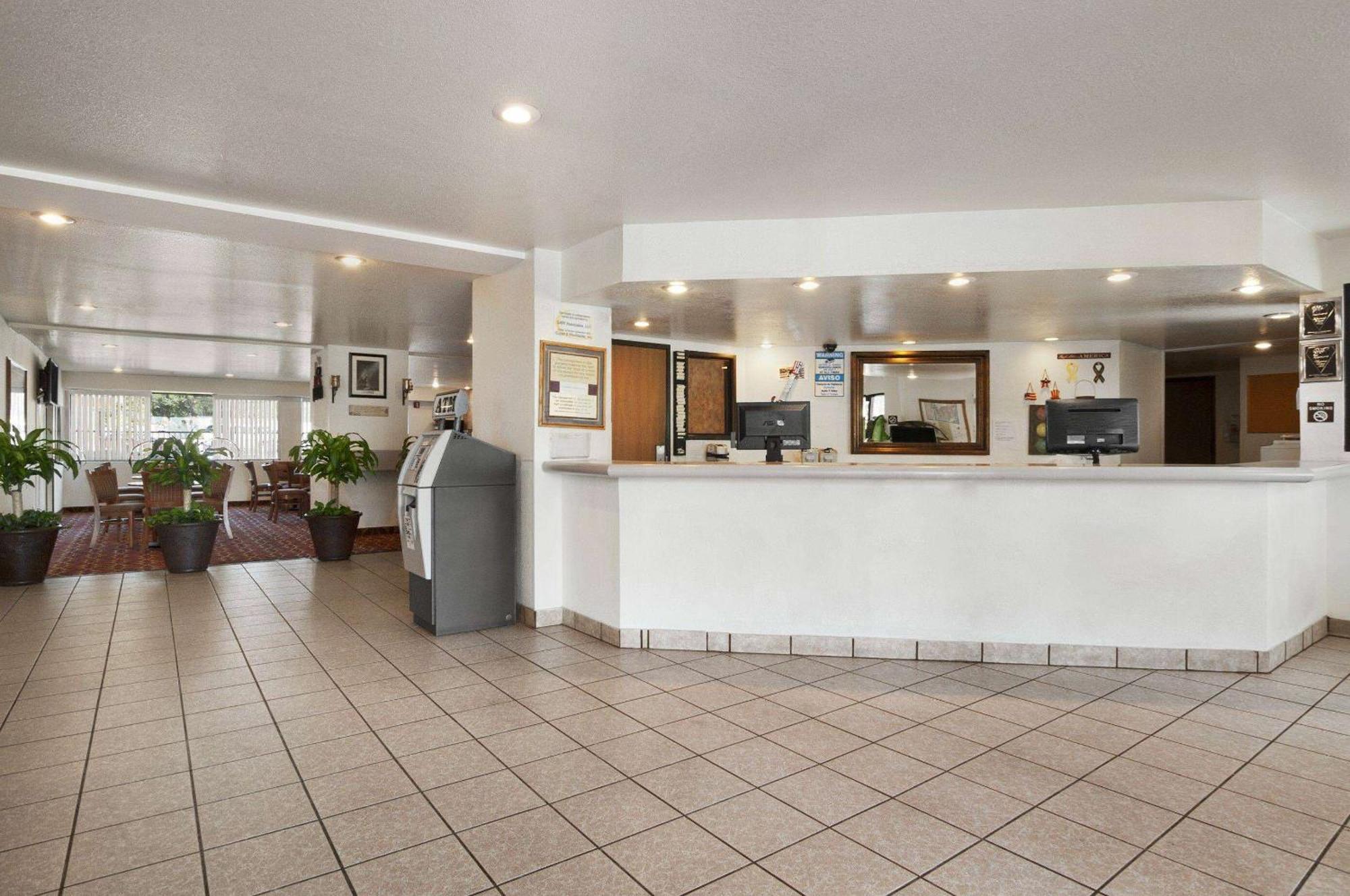 Super 8 By Wyndham Austin North/University Area Bagian luar foto