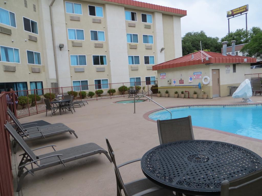 Super 8 By Wyndham Austin North/University Area Bagian luar foto