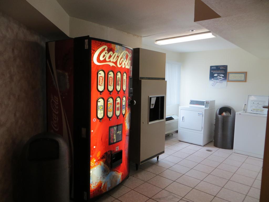 Super 8 By Wyndham Austin North/University Area Bagian luar foto